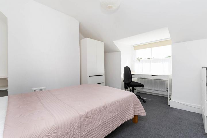 whole house with 2 receptions and 6 large bedrooms  Burgoyne Road, Harringay - Hornsey 